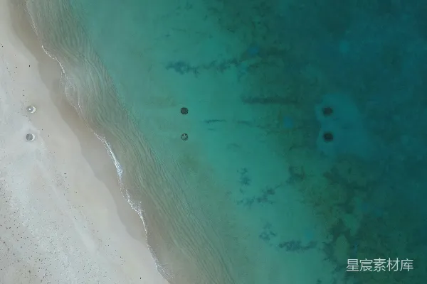 高清摄影 俯瞰一个沙滩和蓝色海水的景象。