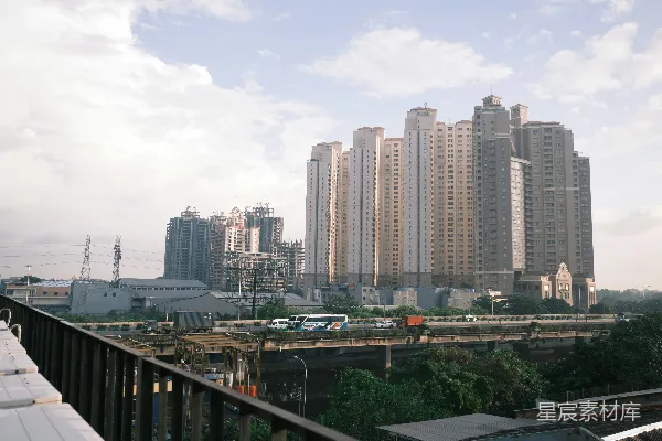 高清摄影 一座城市的天际线与一座桥梁