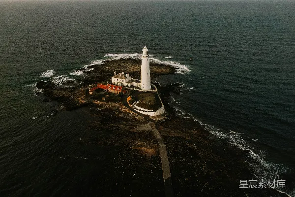 高清摄影 白天水边附近的白色灯塔