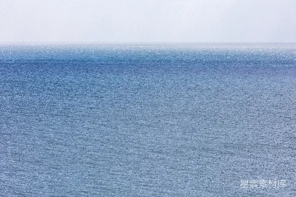 高清摄影 一个男人在一大片水域上冲浪