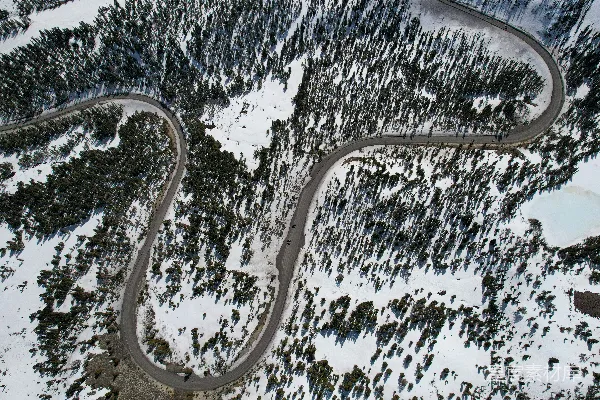 高清摄影 雪地中蜿蜒道路的空中俯瞰图