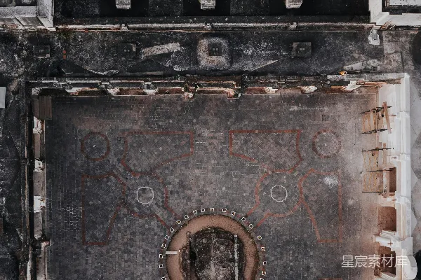 高清摄影 一座建筑的俯瞰图，建筑上有一个圆形窗户。