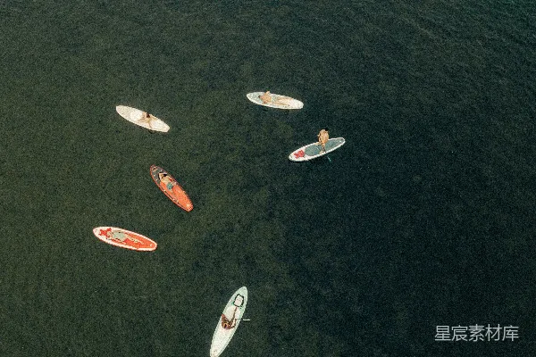 高清摄影 一群人在水面上骑着冲浪板。