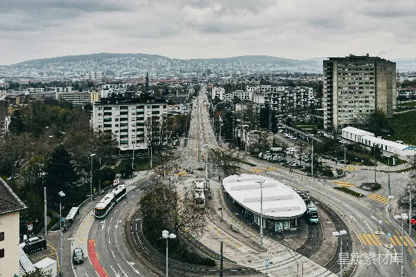 高清摄影 城市建筑附近的道路上的汽车在白天。