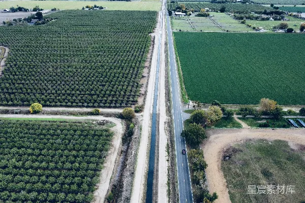 高清摄影 一幅道路穿行于田野的俯瞰图