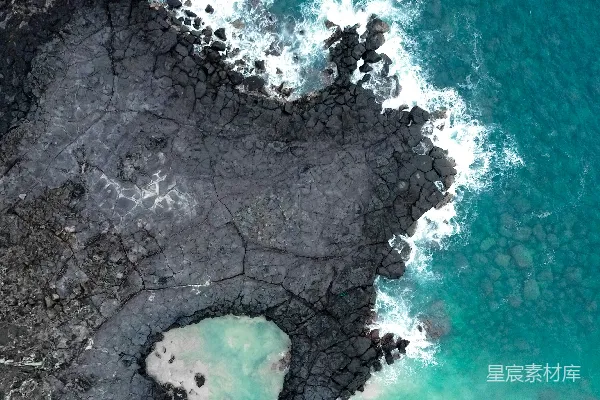 高清摄影 海浪拍打着岩石海岸。