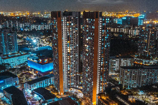 高清摄影 夜晚的城市，天空中挂着一轮满月。