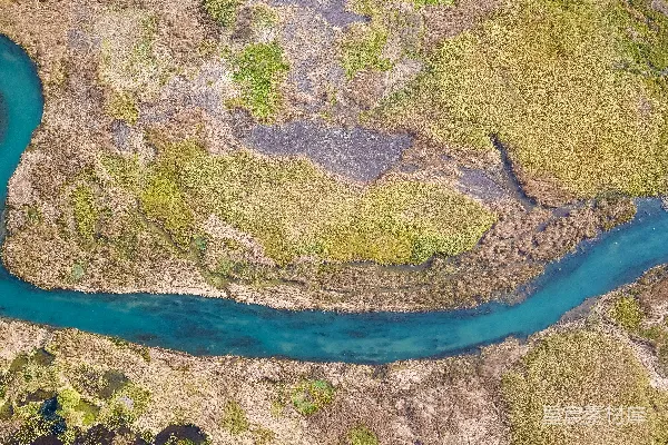 高清摄影 弯曲河流的俯视图