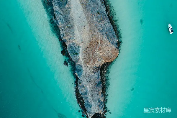 高清摄影 一块石头在水中的水体