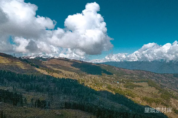高清摄影 一座山脉的景色，天空中有云。