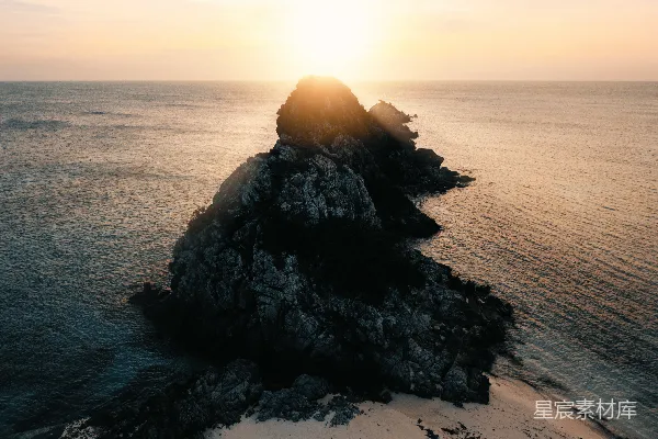 高清摄影 海上的黑色岩石在日落时的景象