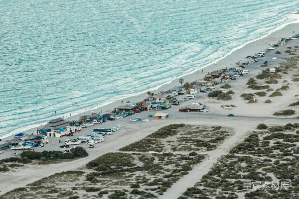 高清摄影 一个有许多人和建筑物的海滩