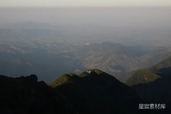 高清摄影 从山顶俯瞰山脉的景色