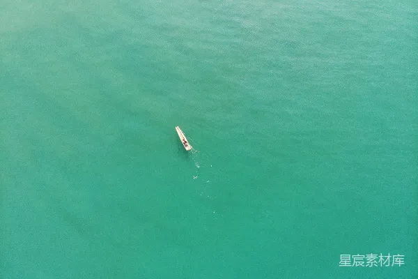 高清摄影 白天海面上的船只航拍视角