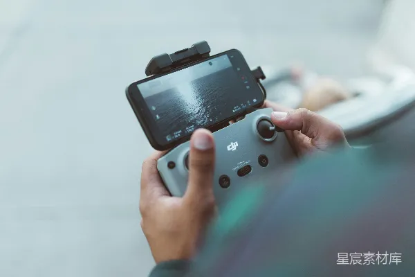 高清摄影 拿着红色和黑色的任天堂Switch的人