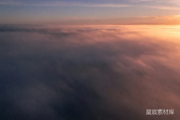 高清摄影 阳光透过云层照耀在天空中。