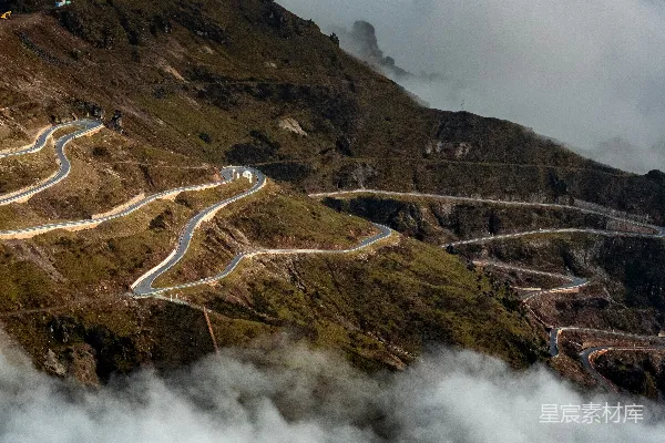 高清摄影 蜿蜒的山路沿着险峻的山坡向上攀登。