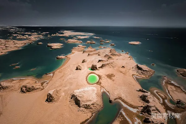 高清摄影 海滩的空中俯瞰图，一个绿色飞盘在其中。
