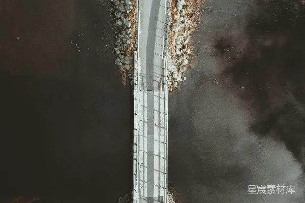 高清摄影 白色和黑色的塔坐落在棕色和黑色的表面上