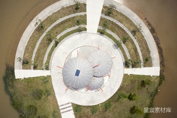 高清摄影 白色圆形建筑，周围有绿树。