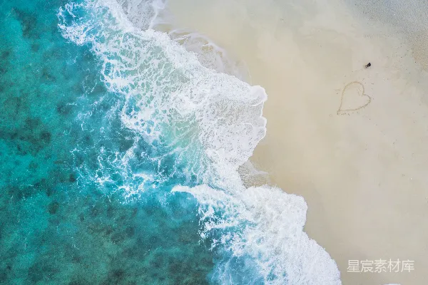 高清摄影 白天的海岸，海浪拍打着岸边。