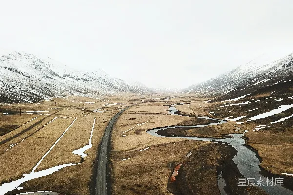 高清摄影 照片中有一条通往山上的道路。