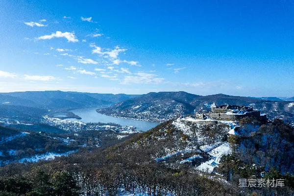 高清摄影 远处湖泊旁的山景