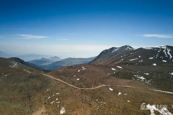 高清摄影 一座山间土路的空中俯瞰图