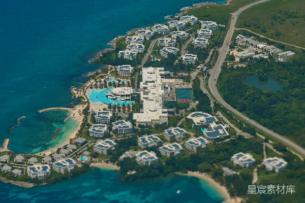 高清摄影 俯瞰海岸边的海滨度假胜地。