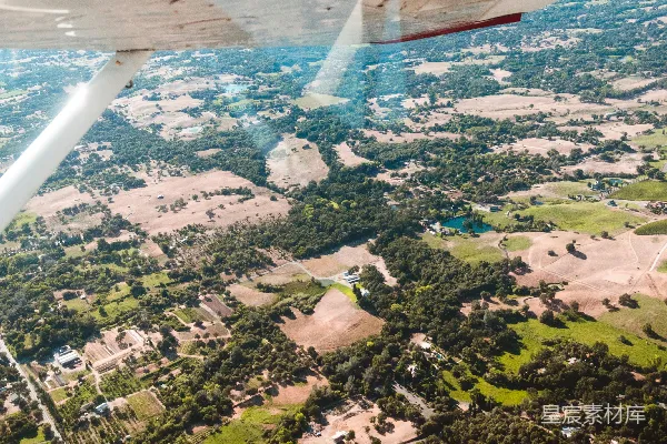 高清摄影 白天的空中俯瞰绿树和建筑物的景色