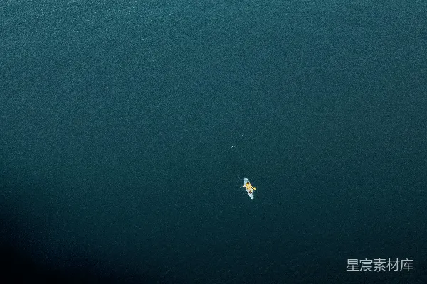 高清摄影 白天，一个人在蓝色的海浪中冲浪。