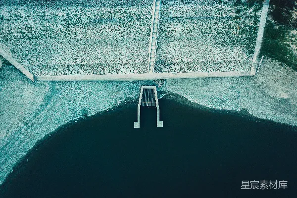 高清摄影 水体在灰色楼梯旁边