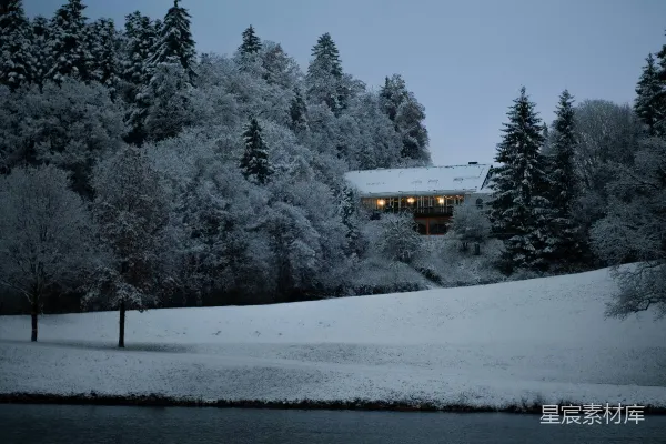 高清摄影 一座被雪覆盖的小山上的房子