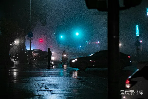 高清摄影 行人夜晚在人行道上行走