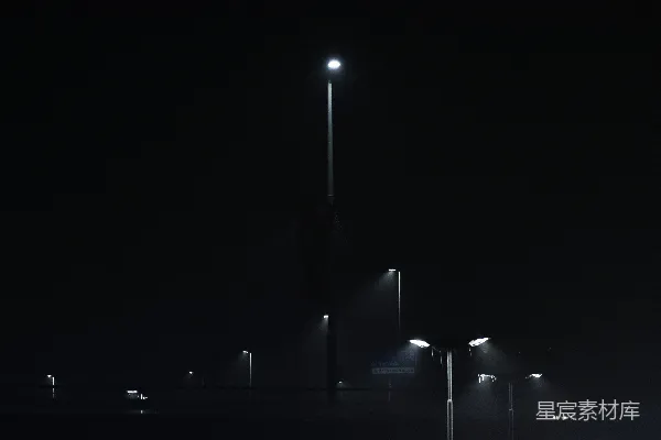 高清摄影 一张夜间街道的黑白照片