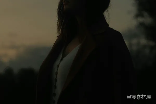 高清摄影 一个女人站在夕阳前。