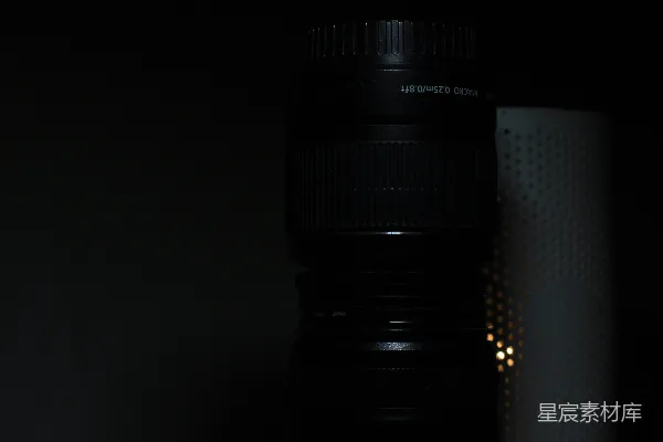 高清摄影 在黑暗中的一张相机镜头特写照片