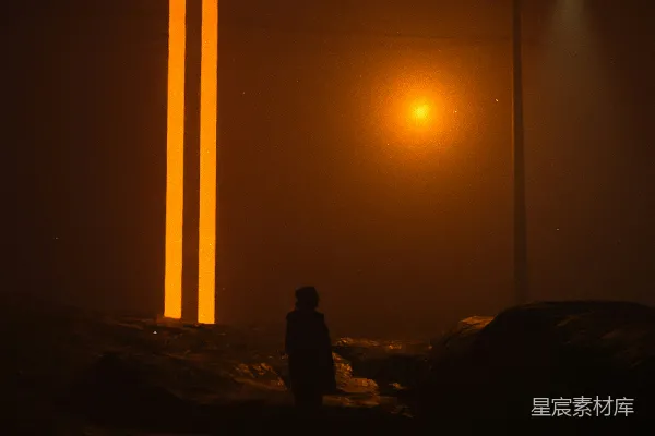 高清摄影 一个人站在一根大柱子前。