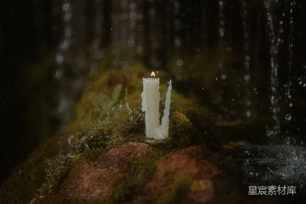 高清摄影 一座白色的雕像矗立在长满青苔的岩石上