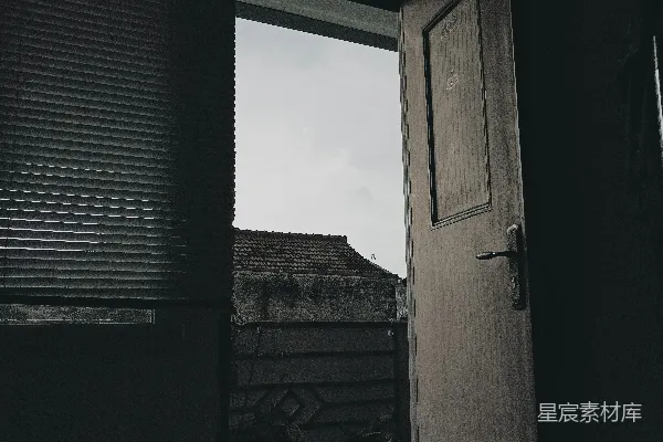 高清摄影 一扇通往黑暗房间的门