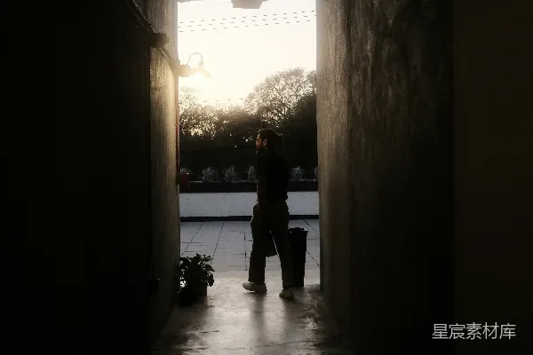 高清摄影 一个站在门口拿着行李箱的人