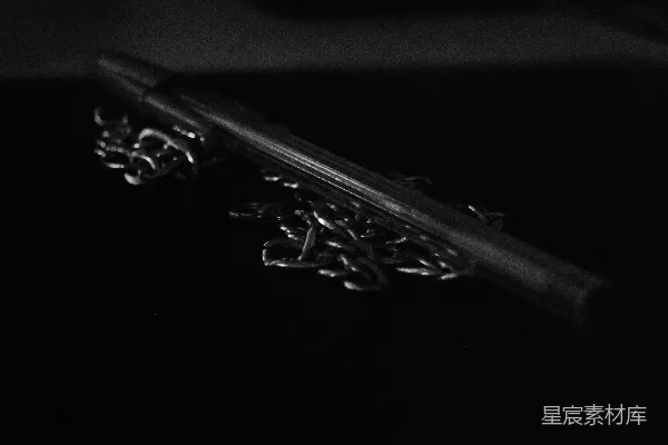 高清摄影 一张黑白照片，上面有一部手机。