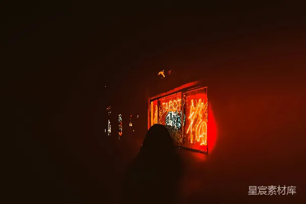 高清摄影 一个站在有涂鸦的墙前的人