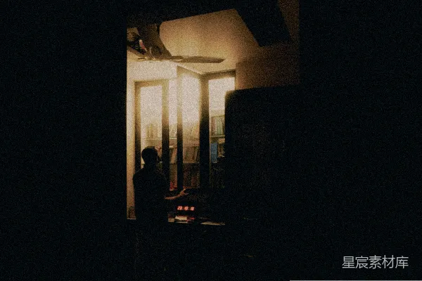 高清摄影 一个站在夜晚门口的人