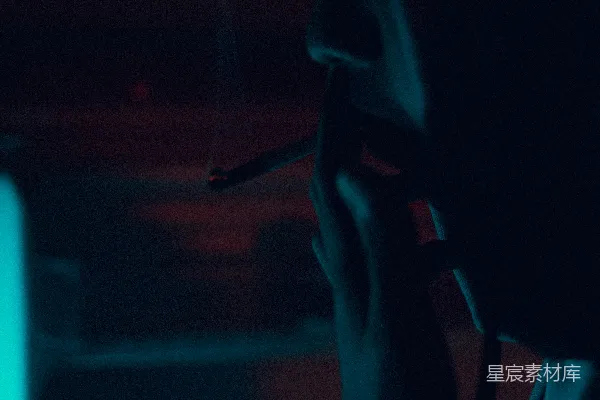 高清摄影 一个男人在黑暗的房间里抽着烟。