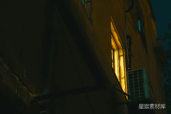 高清摄影 一座带窗户和路灯的建筑