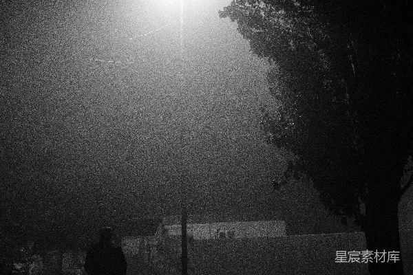 高清摄影 一个人在夜间沿着火车轨道行走。