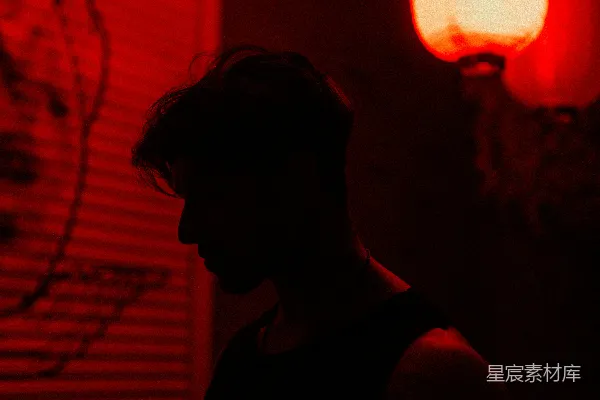 高清摄影 一个男人站在红灯前