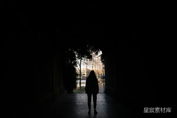 高清摄影 一个人背对着镜头站在黑暗的隧道里。