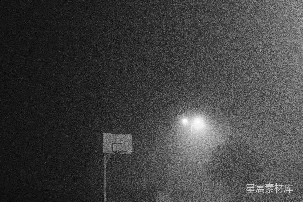 高清摄影 一张夜晚的黑白照，展示了一个篮球场。